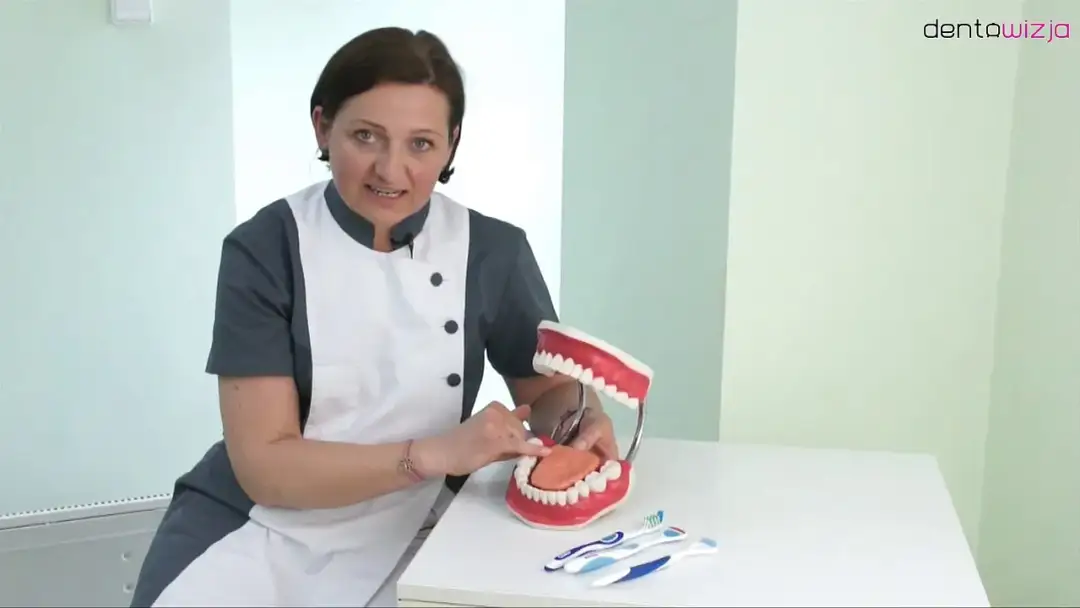 Czym czyścić język w Rossmann? Skuteczne produkty dla zdrowia jamy ustnej