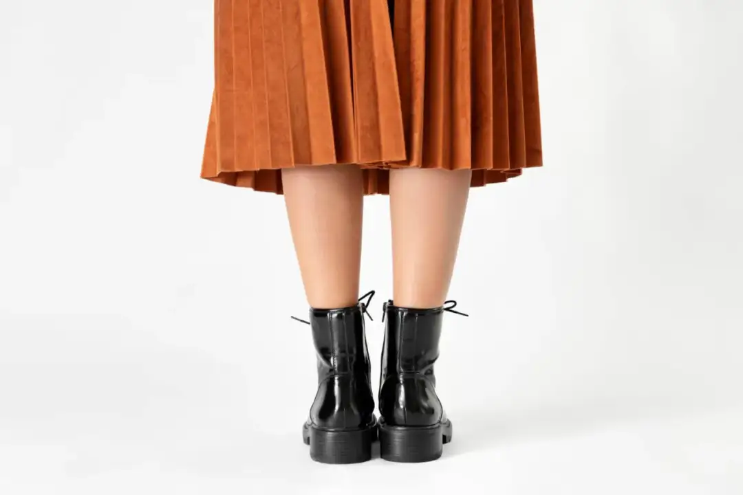 Jakie buty do spódnicy midi? Triki stylistki na idealne proporcje