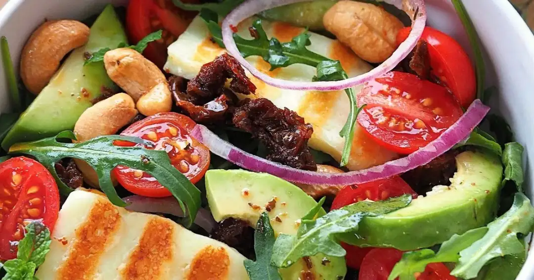 Najlepsza sałatka z serem halloumi i suszonymi pomidorami: przepis krok po kroku