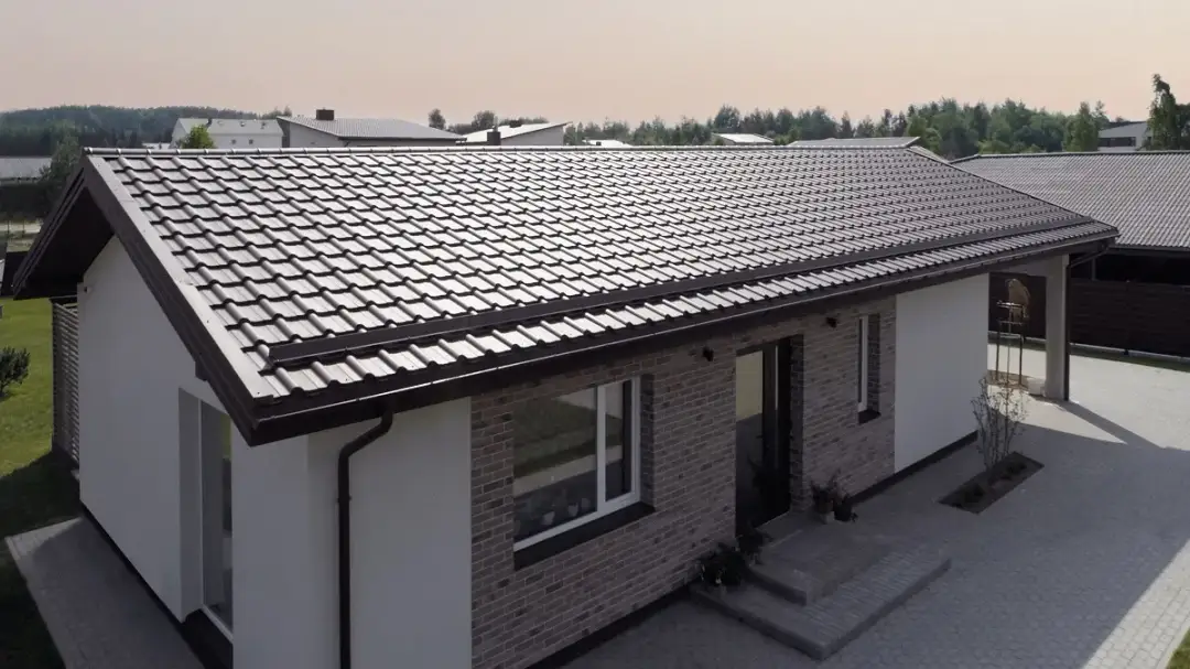 Ile trwa położenie dachówki? Oto co wpływa na czas montażu.