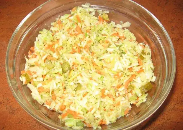 Jaką surówkę do łososia wybrać, by zachwycić smakiem?