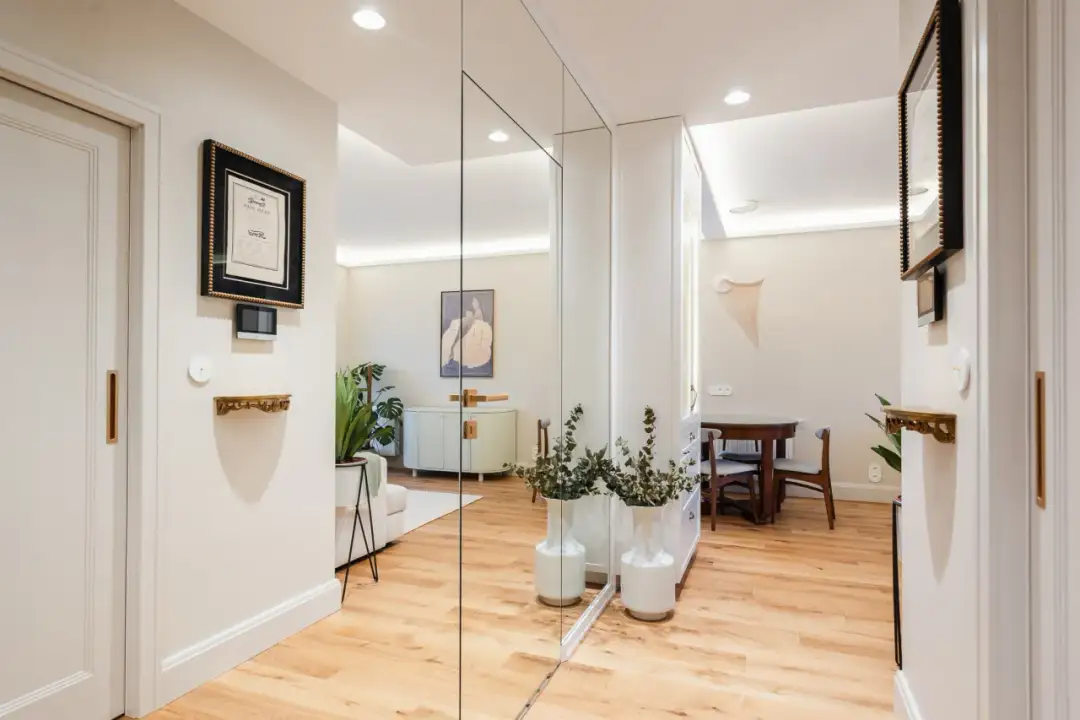 Oświetlenie przedpokoju - Jak rozjaśnić i powiększyć przestrzeń?