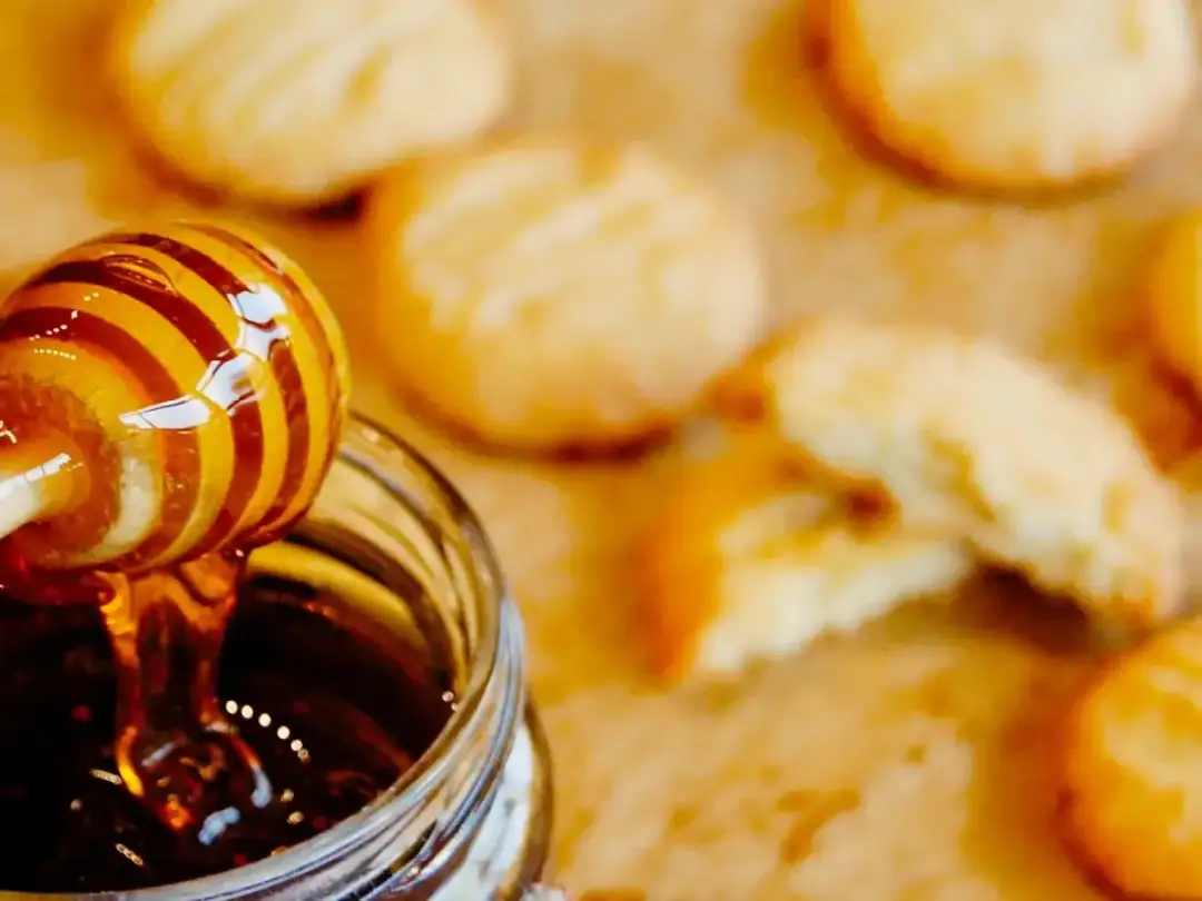 Co zrobić z sfermentowanym miodem? Czy jest bezpieczny i jak go wykorzystać?