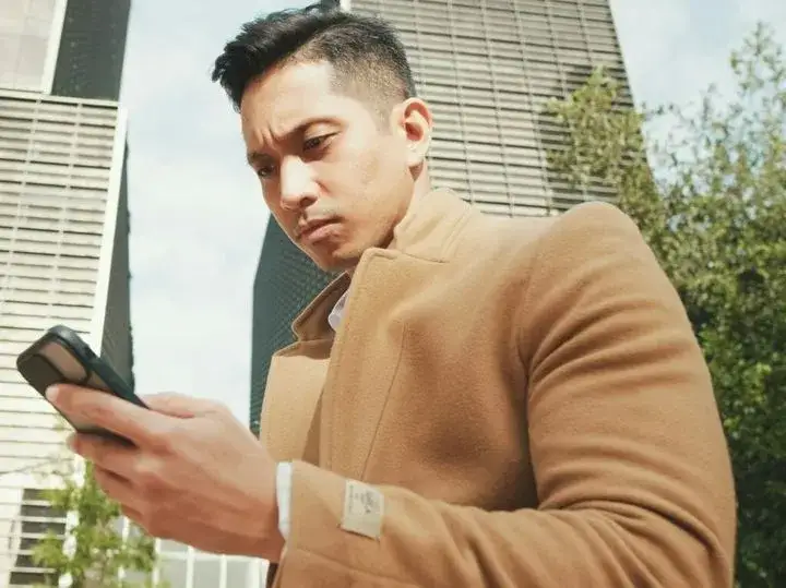 Beżowy płaszcz męski: Jak nosić go stylowo na każdą okazję?