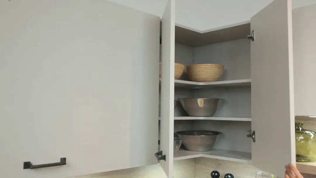 Jak zrobić szafkę narożną wiszącą - proste kroki do idealnej kuchni