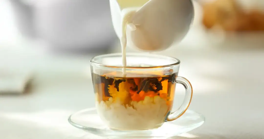 Jak zrobić herbatę z mlekiem: Najprostszy sposób na idealny smak napoju