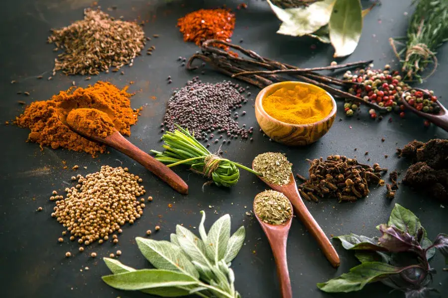 Welche Gewürze in der Schwangerschaft meiden: Gefahren für Mutter und Kind