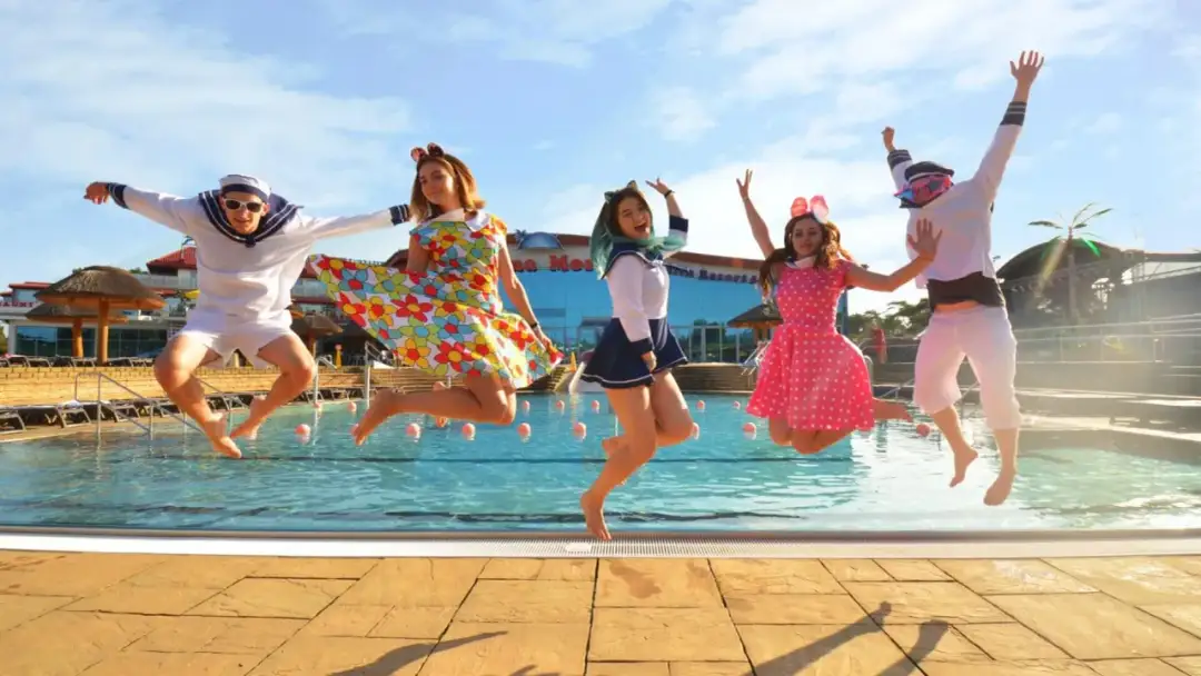 Ile zarabia animator w hotelu? Sprawdź, co wpływa na wynagrodzenie