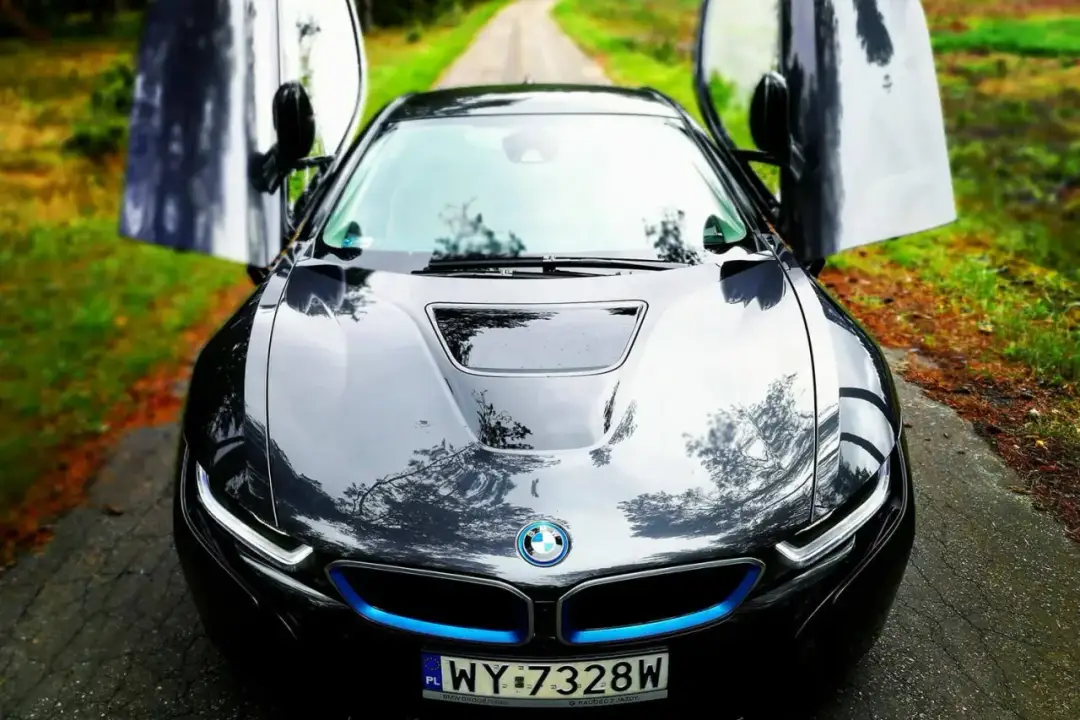 BMW i8 ile ma koni? Zaskakujące osiągi i moc silnika na drodze