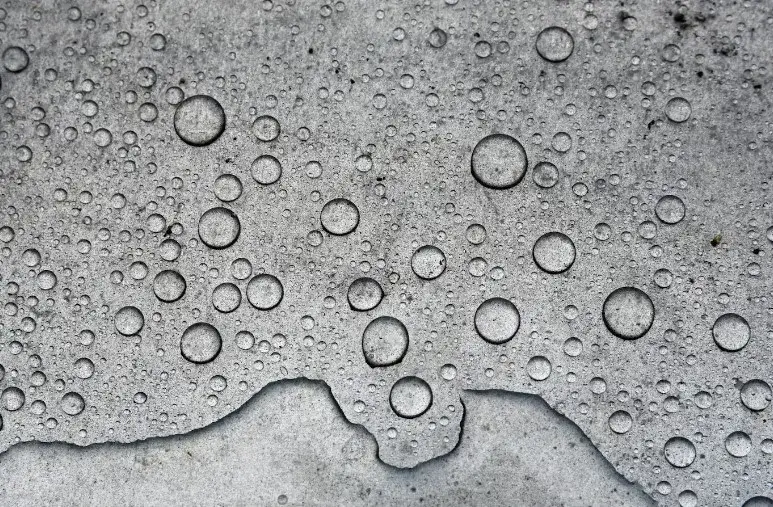 Czy beton przepuszcza wodę? Odkryj, jak to wpływa na budowę