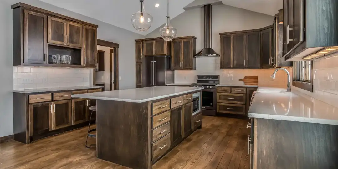 Kuchnia: szafki do sufitu czy nie? Zalety i wady rozwiązania