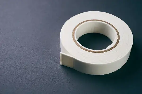 Skuteczne sposoby na to, czym zmyć taśmę z okien bez uszkodzeń