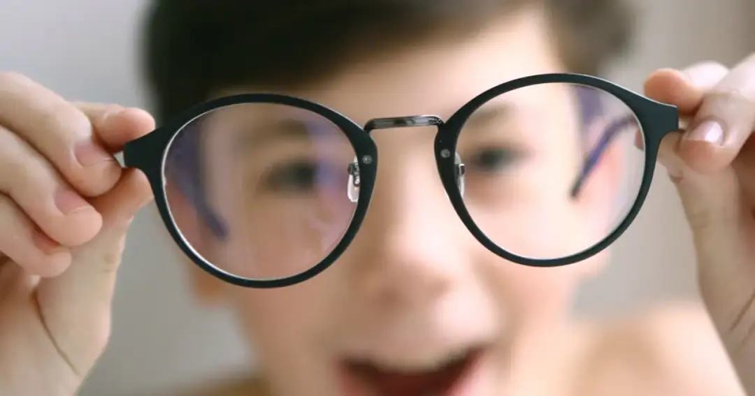 Czy krótkowzroczność można wyleczyć okularami? Prawda o korekcji wzroku