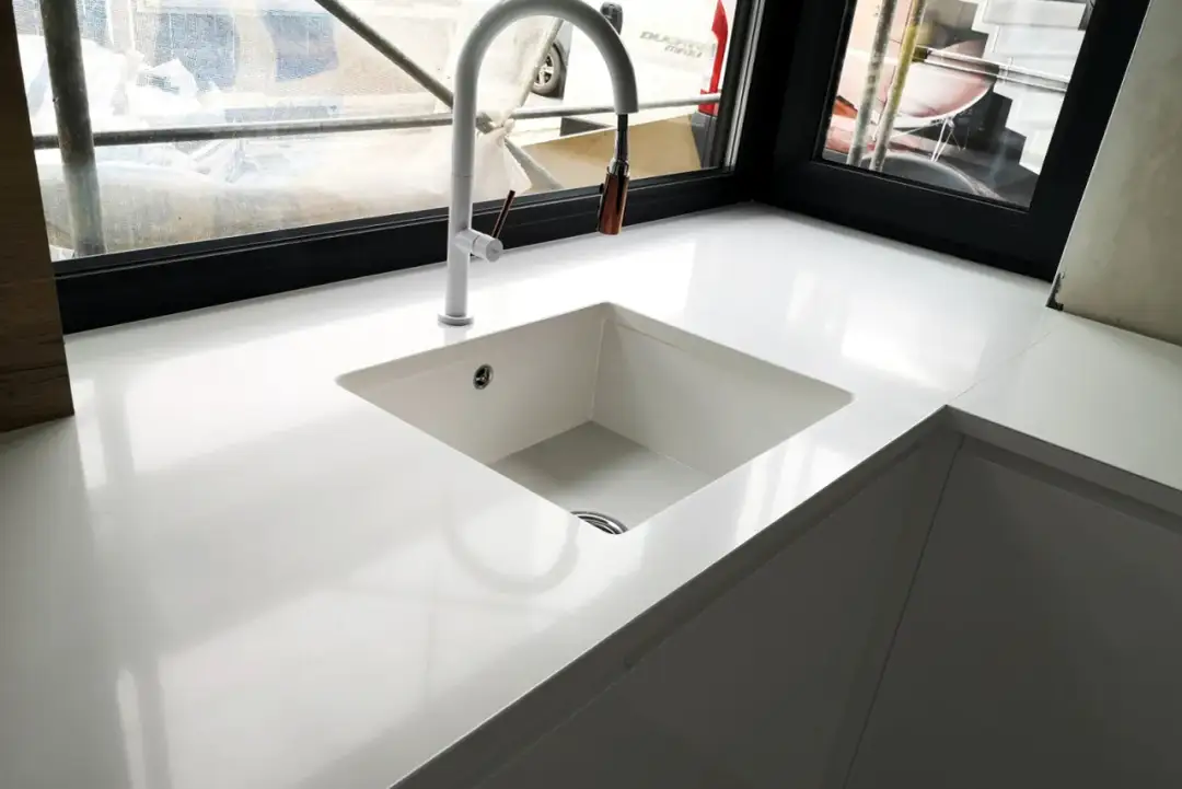 Jak połączyć parapet z blatem kuchennym, by zyskać funkcjonalność i styl