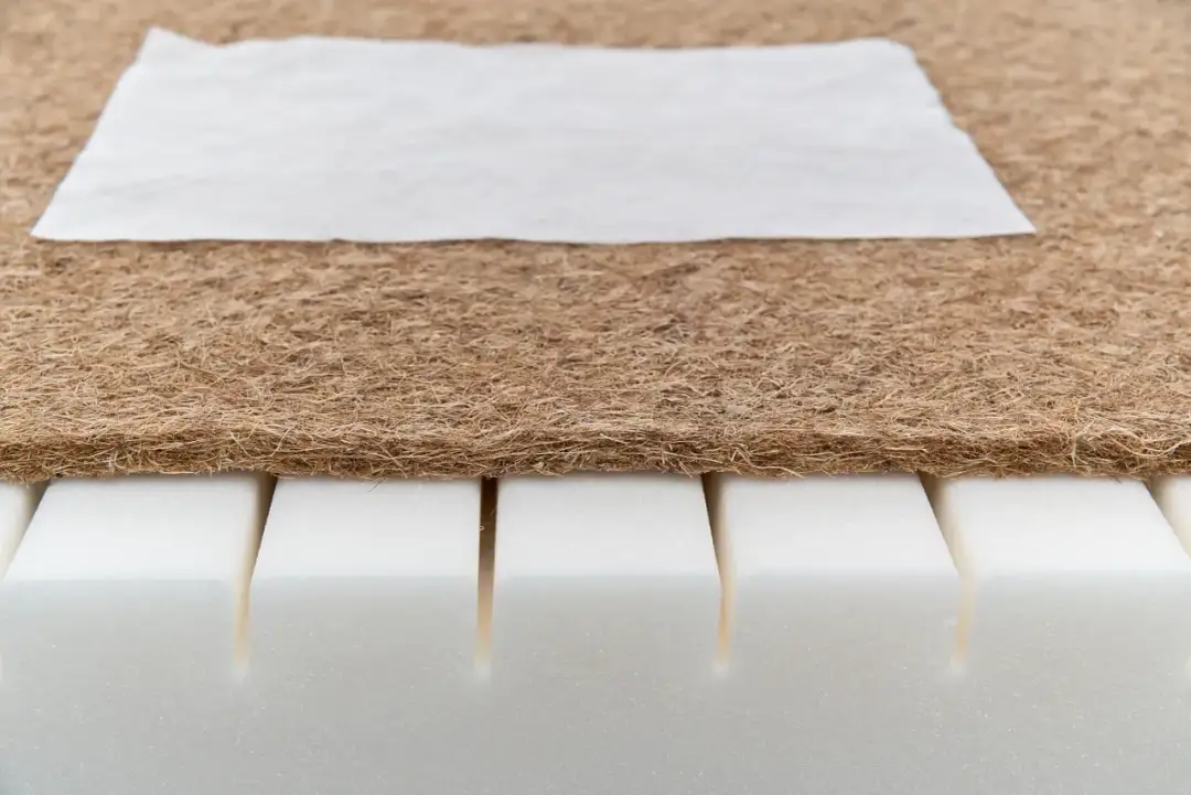 Materac dla niemowlaka: Twardy czy miękki? Poradnik bezpiecznego snu