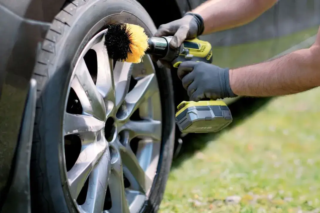 Skuteczne sposoby na usuwanie rys z felg aluminiowych: 5 metod DIY