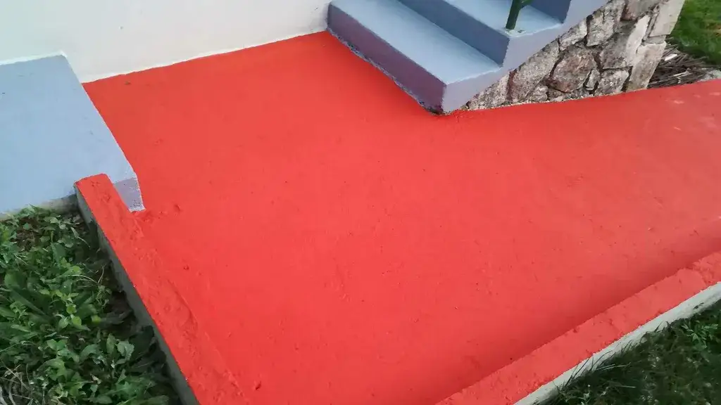 Jaka farba do betonu na zewnątrz? Wybierz mądrze i trwale!