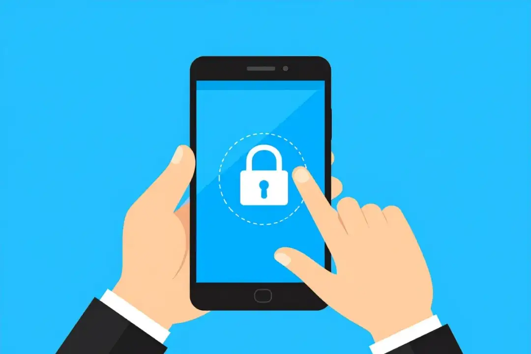 Dłoń trzyma smartfon z ikoną kłódki na niebieskim tle.
