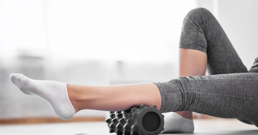 Roller do masażu: Jak rolować, by rozluźnić mięśnie i uniknąć kontuzji?