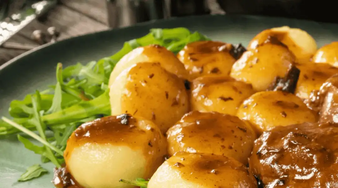 Kluski śląskie bez mięsa? Odkryj 10+ wege sosów i gulaszy!