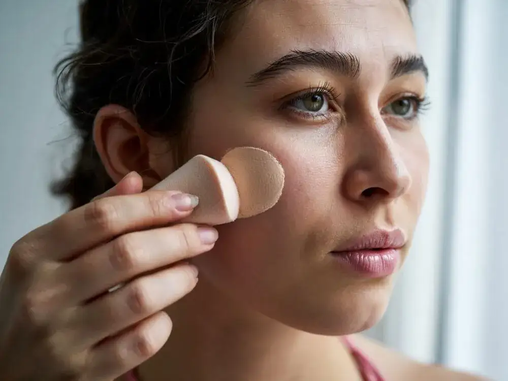 Czym myć gąbki do makijażu, aby uniknąć bakterii i podrażnień