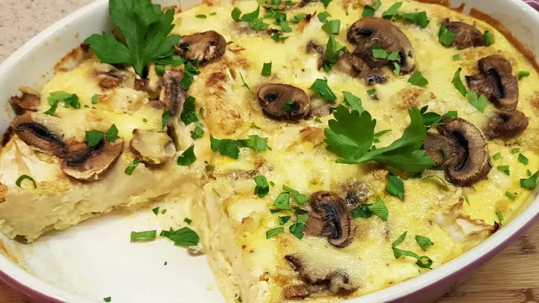 Pyszna zapiekanka z kalafiora i pieczarek, która zaskoczy Twoich gości