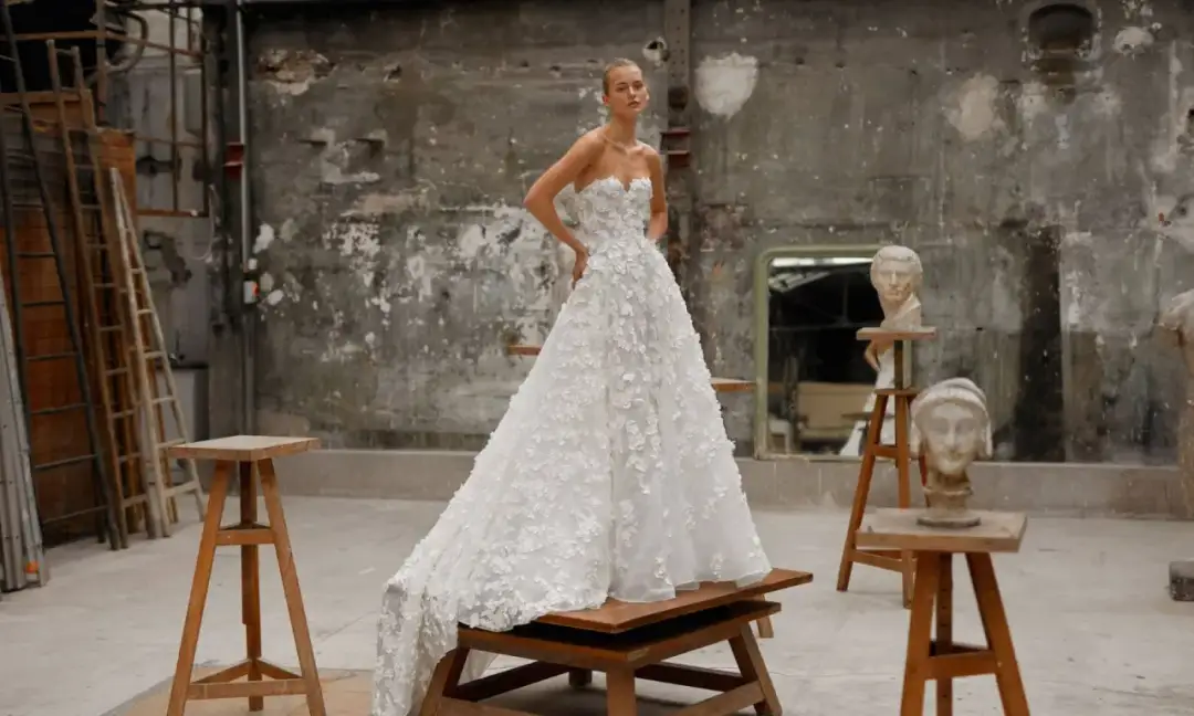 Suknia ślubna: Jaki materiał wybrać? Komfort, styl, trendy 2025/26.