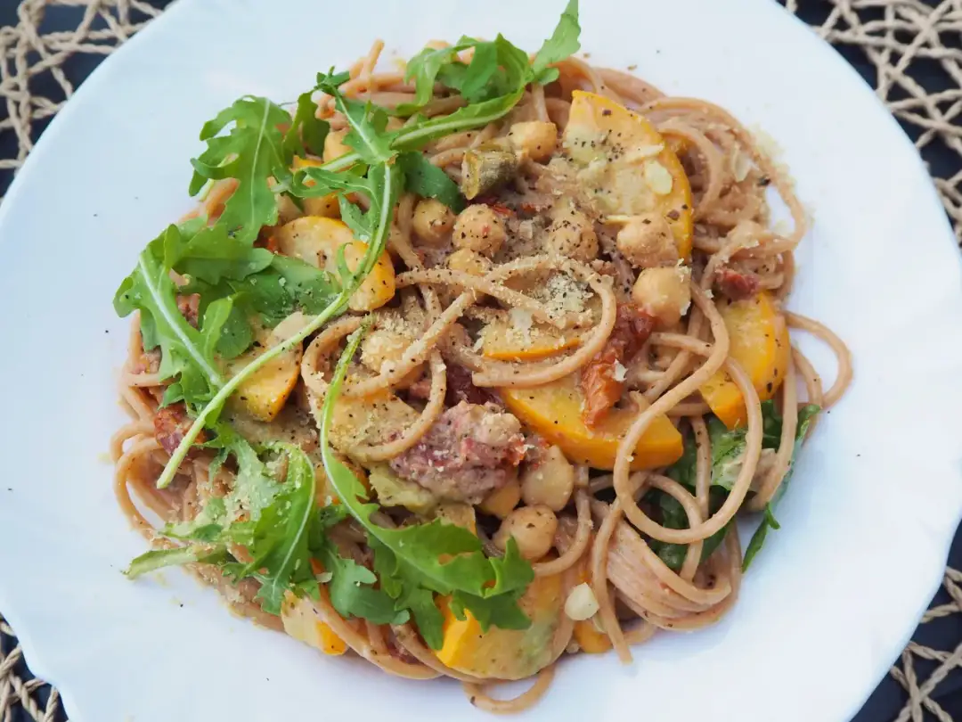 Makaron z kurczakiem i mleczkiem kokosowym? Smak tropikalnej uczty