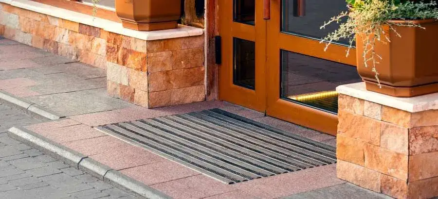 Wycieraczka na wymiar: Jak idealnie dopasować do swoich potrzeb