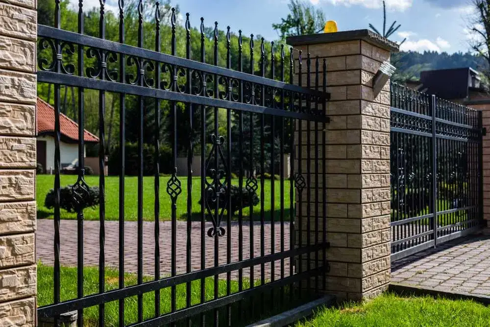 Jak wysokie może być ogrodzenie? Sprawdź przepisy i konsekwencje