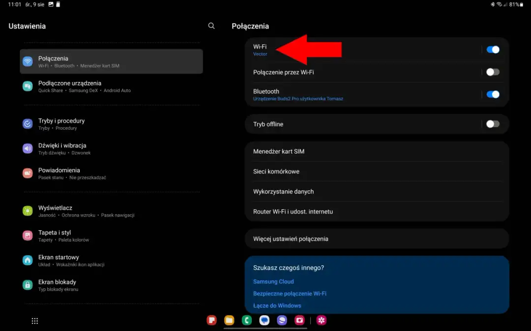 Czerwona strzałka wskazuje na opcję "Wi-Fi" w menu ustawień telefonu.
