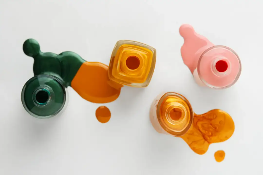 Jak usunąć plamę z lakieru do paznokci - skuteczne metody na każdą powierzchnię