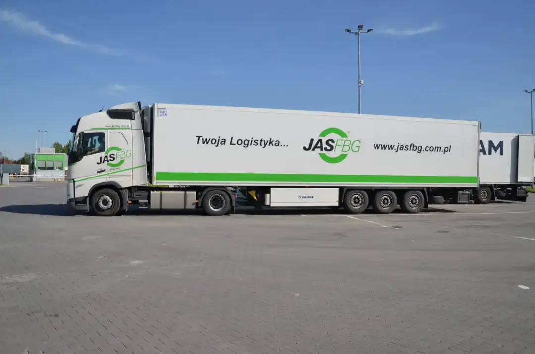 Ile długości ma naczepa tira? Kluczowe wymiary i przepisy transportowe