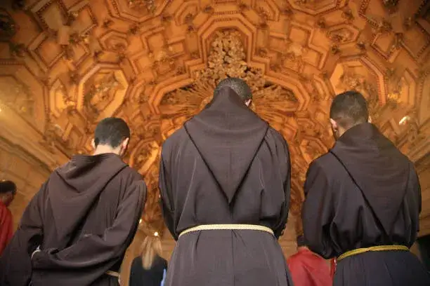 Czym różni się zakonnik od mnicha? Oto zaskakujące fakty i mity