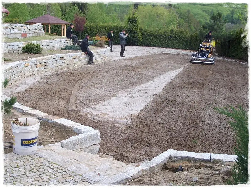 Jak przygotować grunt pod trawę, aby uzyskać idealny trawnik