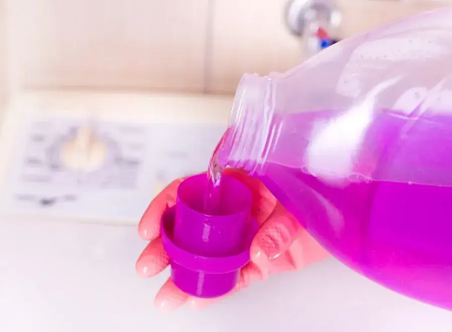 Dlaczego pralka ładowana od góry nie pobiera płynu do płukania? Sprawdź przyczyny.