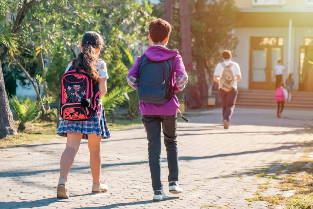 Gdy dziecko idzie do szkoły: 10 niezbędnych porad dla rodziców