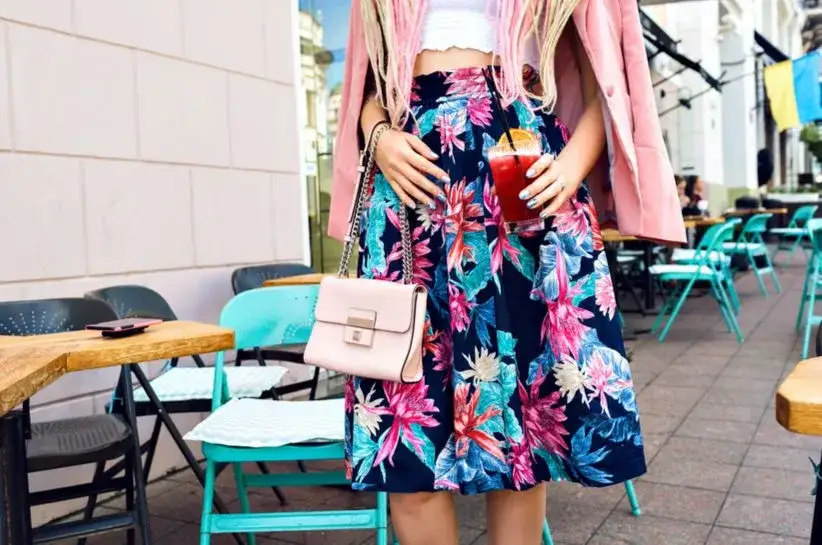 Spódniczka w kwiaty: stylizacje. Jak nosić ją modnie przez cały rok?
