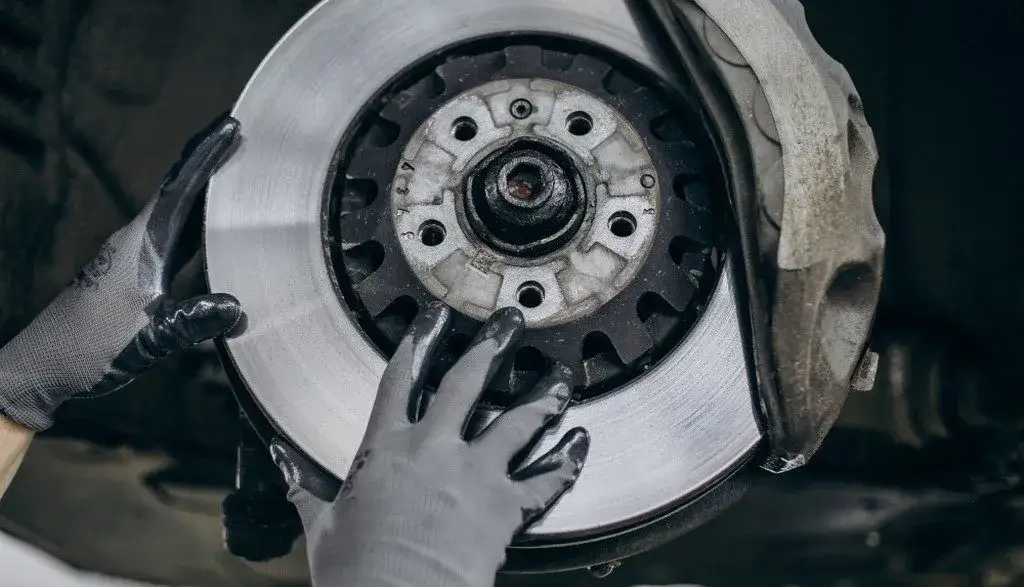 Czym jest EBS naczepa? Kluczowe informacje o systemie hamulcowym