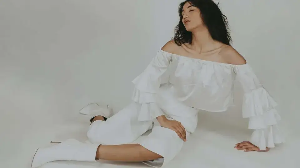 Czy wypada założyć białą sukienkę na wesele? Oto, co musisz wiedzieć