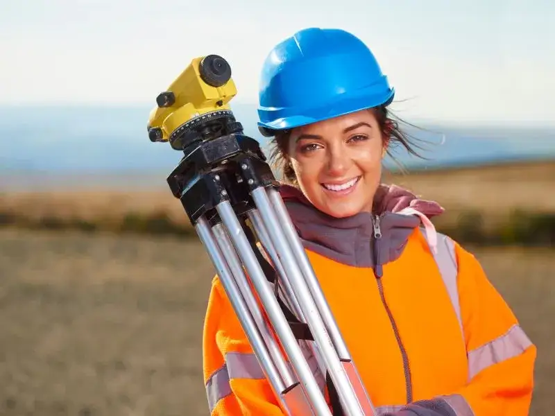 Ile zarabia geodeta w Anglii? Sprawdź, co wpływa na wynagrodzenie