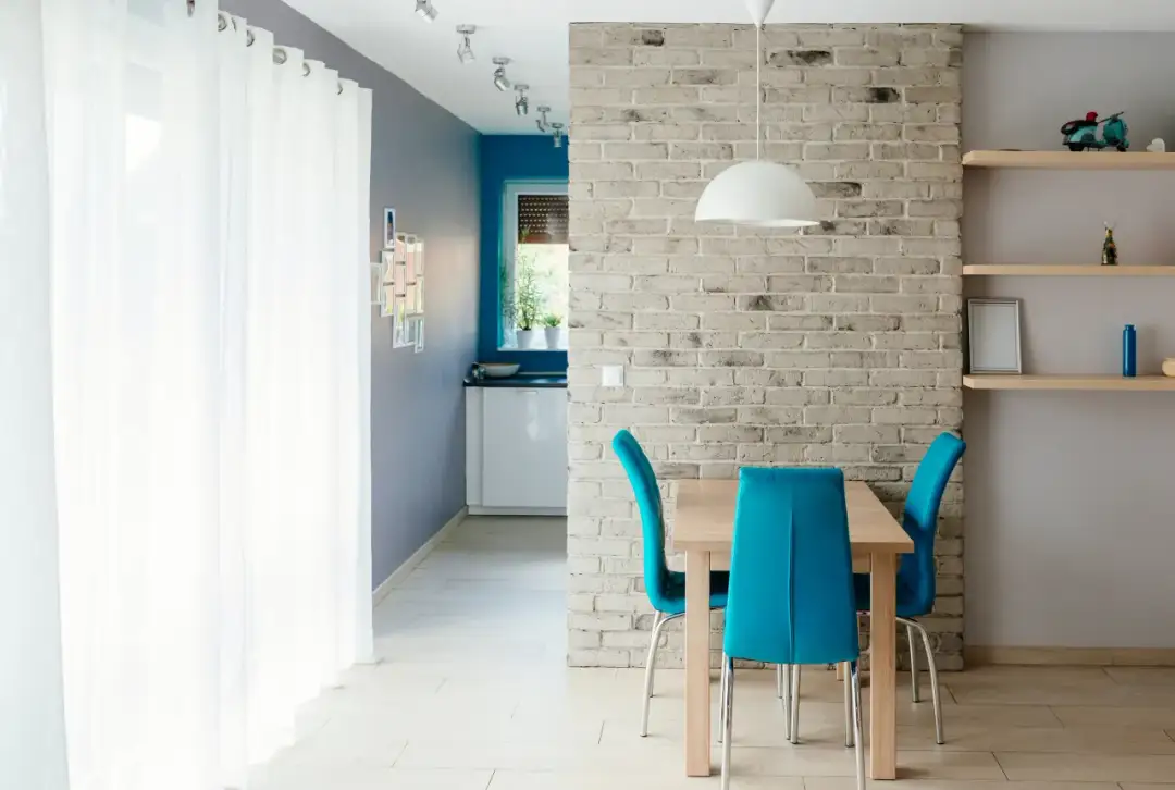 Jak kłaść cegłę dekoracyjną krok po kroku? Uniknij błędów!