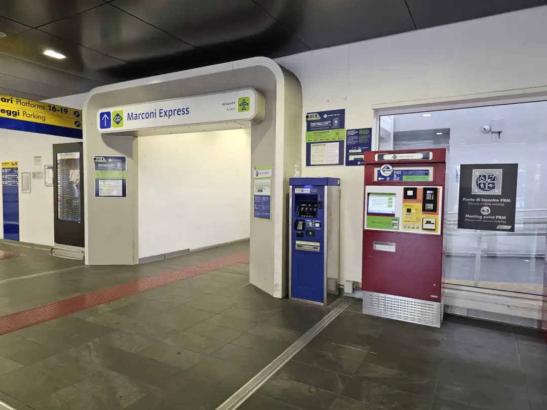 Bilety na Marconi Express, który dowiezie Cię z lotniska do centrum Bolonii, kupisz w automacie.