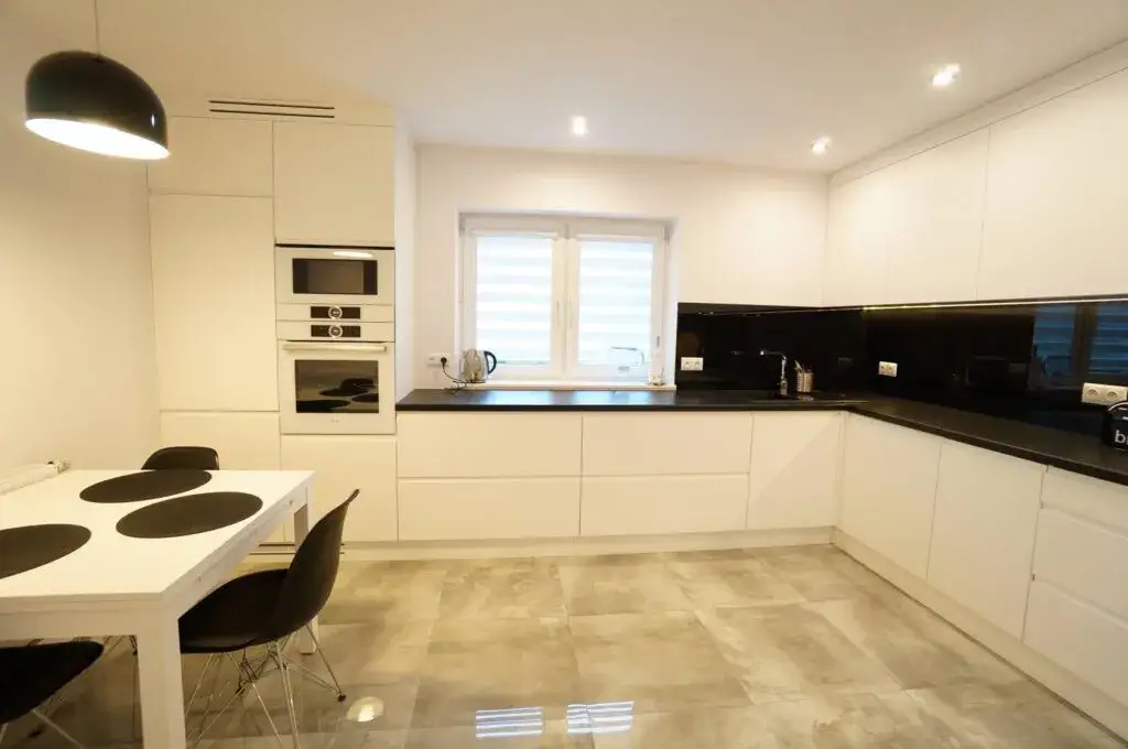 Jakie płytki do kuchni na wysoki połysk wybrać? Zalety i wady płytek