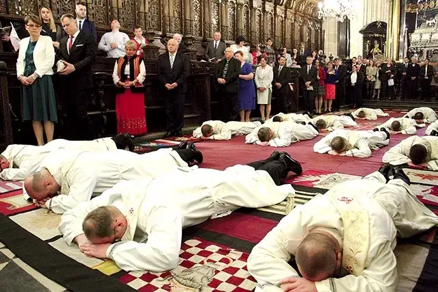 Dlaczego wierni wzywają wstawiennictwa świętych: znaczenie w wierze katolickiej