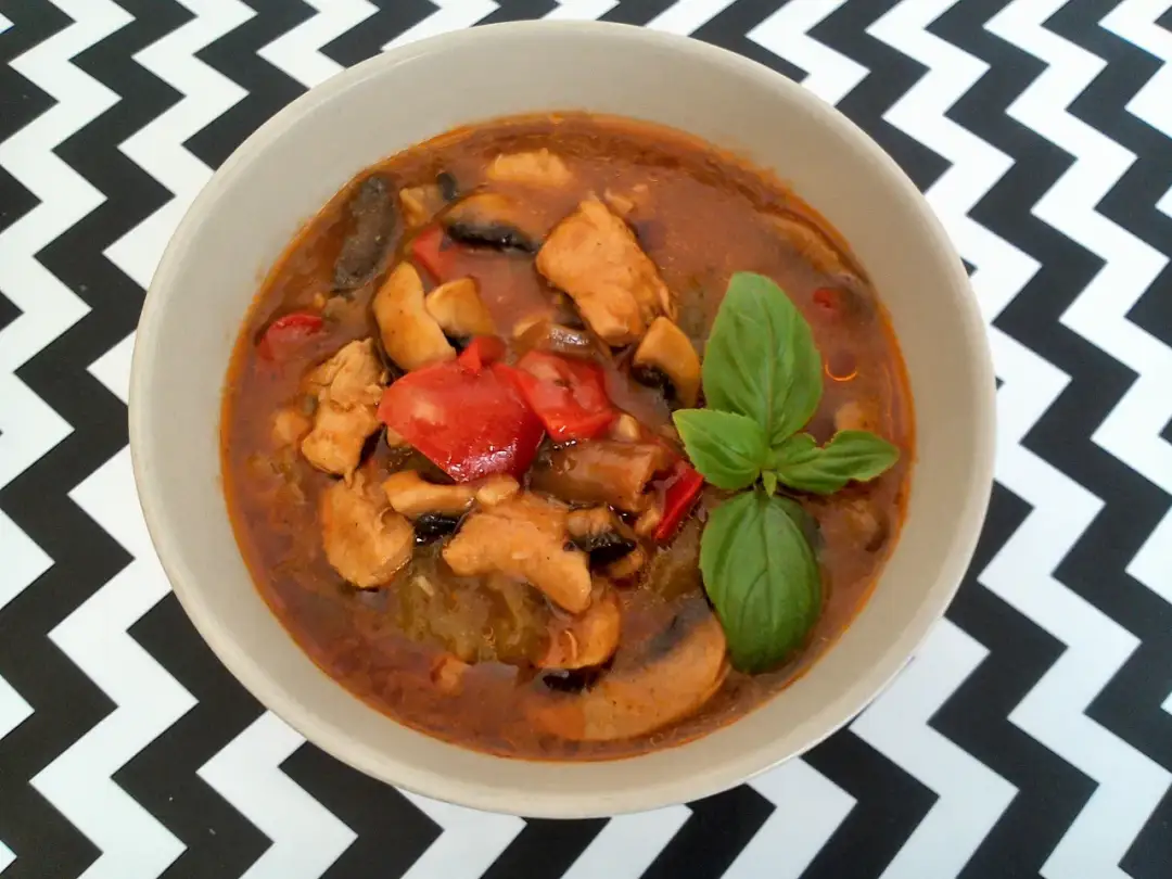 Pyszny gulasz drobiowy z papryką – prosty przepis na obiad