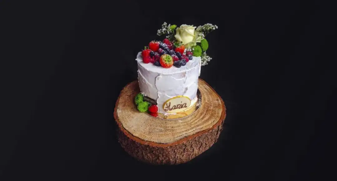 Jak zrobić piękny tort z owocami i kwiatami - przepis krok po kroku