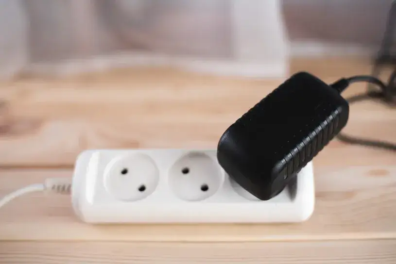 Czy ładowarka w kontakcie zużywa prąd? Sprawdź, ile kosztuje jej działanie