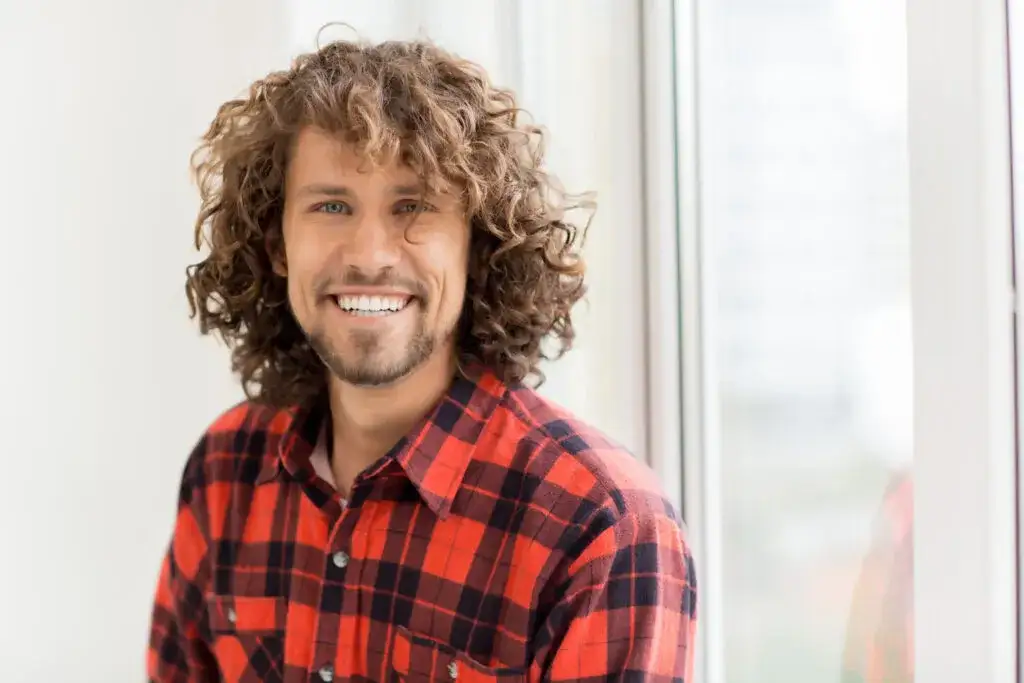 Fascynująca prawda o tym, dlaczego włosy się kręcą - fakty naukowe