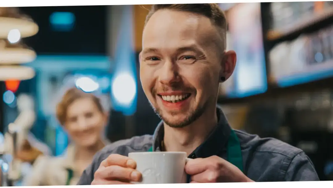 Ile zarabia pracownik Starbucks? Zaskakujące fakty o pensjach baristów
